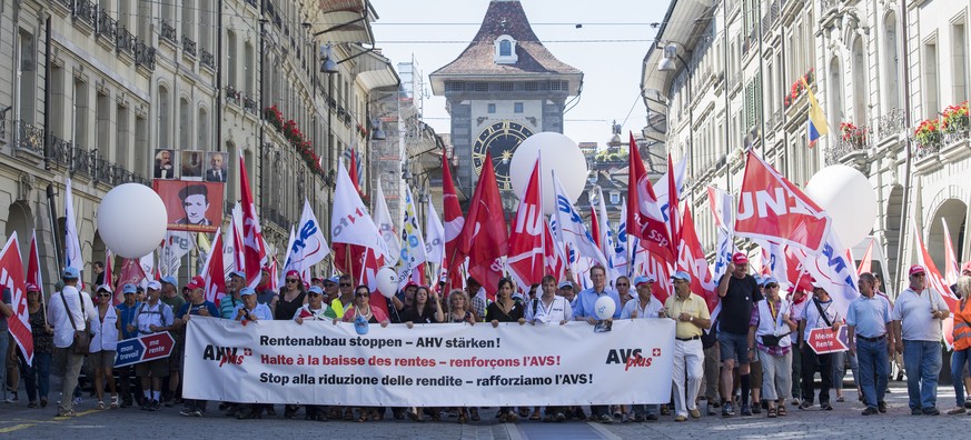 In Bern gehen mehrere Tausend Menschen auf die Strasse – für eine starke AHV