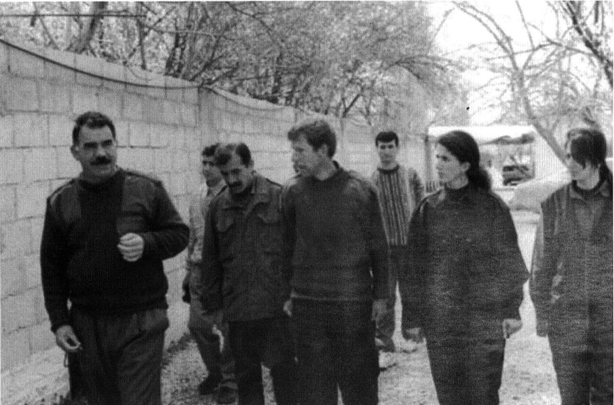 Osman Erdal (Mitte) mit dem PKK-Anführer Abdullah Öcalan (links) in Syrien (Aufnahme von 1998).