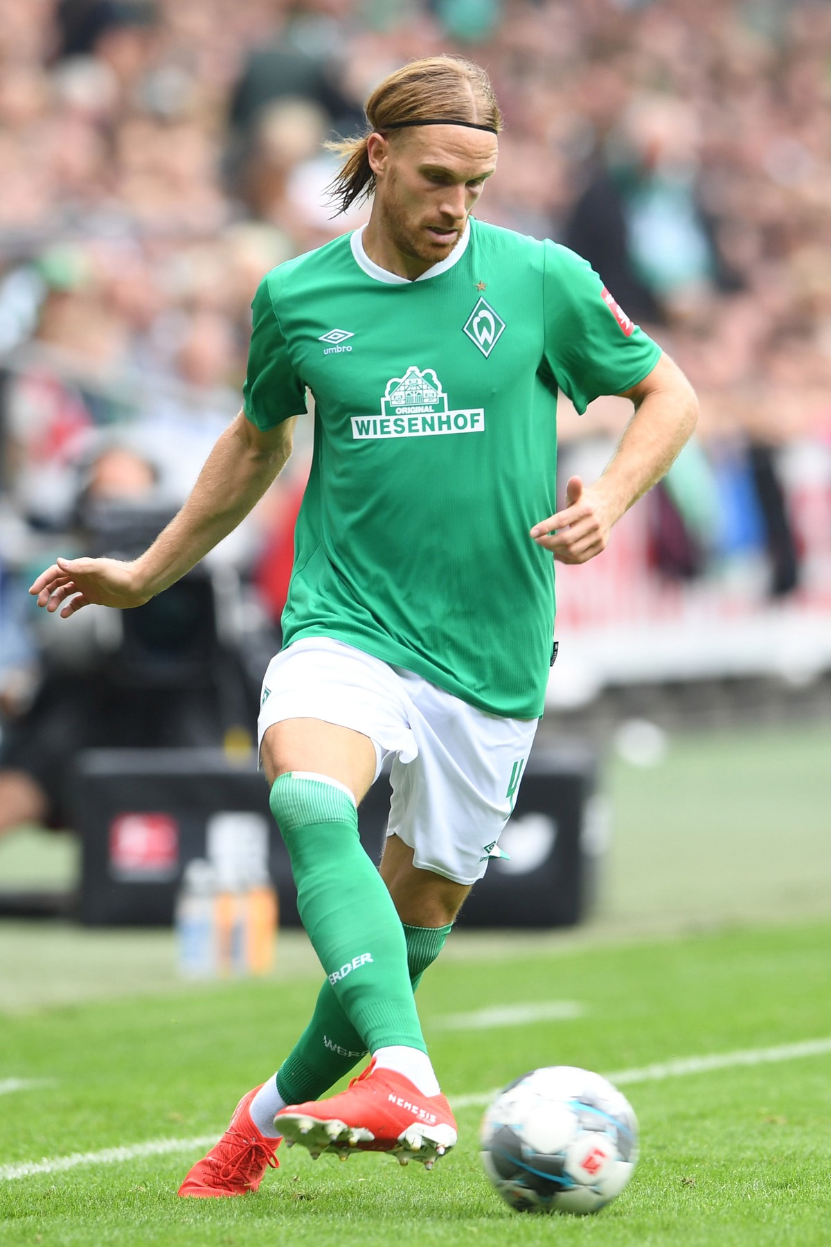 01.09.2019, Bremen: Fußball: Bundesliga, Werder Bremen - FC Augsburg, 3. Spieltag: Werders Michael Lang am Ball. Foto: Carmen Jaspersen/dpa - WICHTIGER HINWEIS: Gemäß den Vorgaben der DFL Deutsche Fuß ...