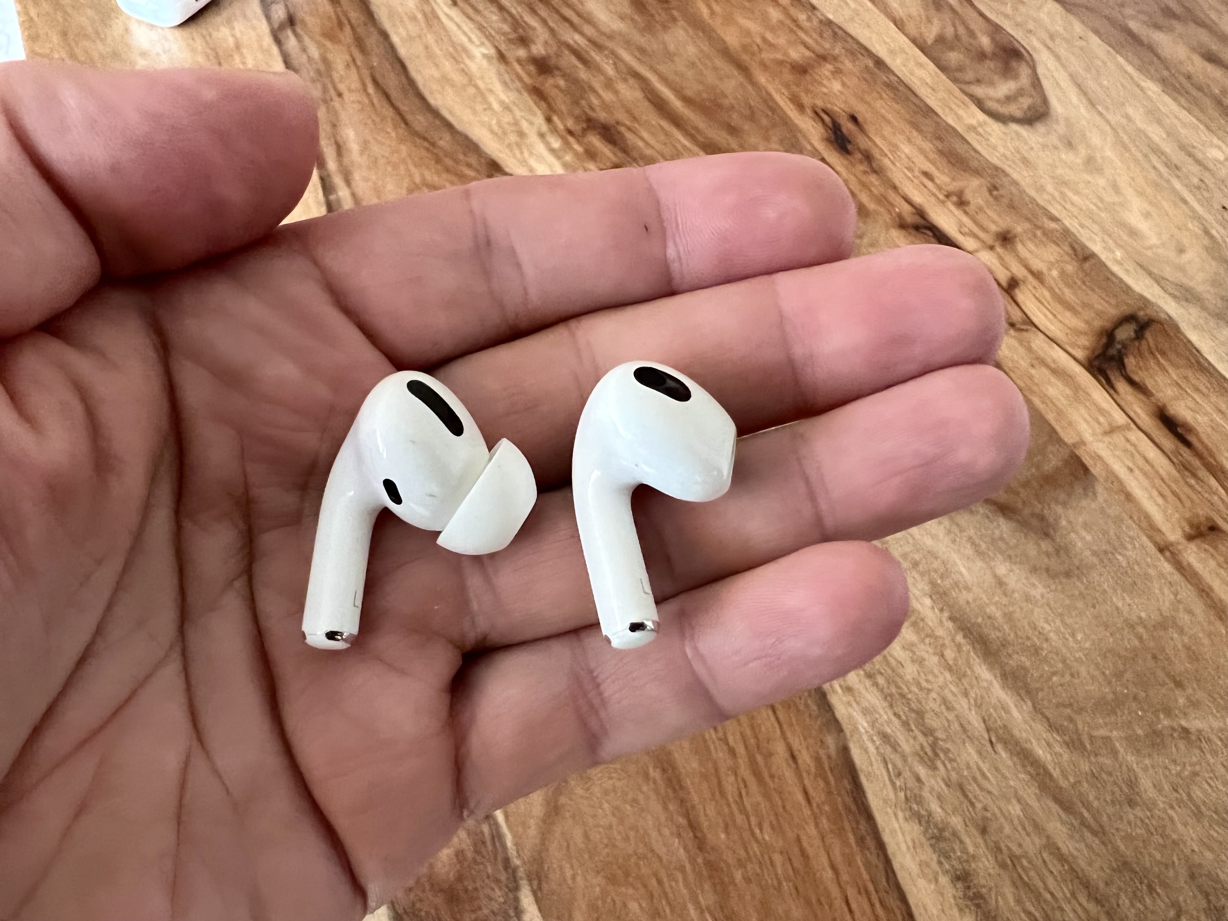 Apples Ohrstöpsel: AirPods Pro (links) und AirPods 3.