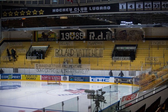 Protest of Lugano&#039;s supporters, during the preliminary round game of National League A (NLA) Swiss Championship 2016/17 between HC Lugano and EHC Kloten, at the ice stadium Resega in Lugano, Swit ...