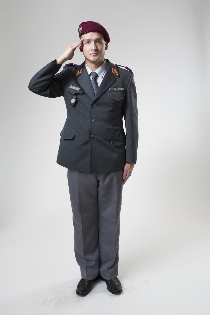 A soldier of the Swiss Armed Forces in Tenue A uniform, pictured on February 12, 2014, in Hinwil, Switzerland. (KEYSTONE/Gaetan Bally)

Soldat der Schweizer Armee im Tenue A, hebt die Hand zum militae ...