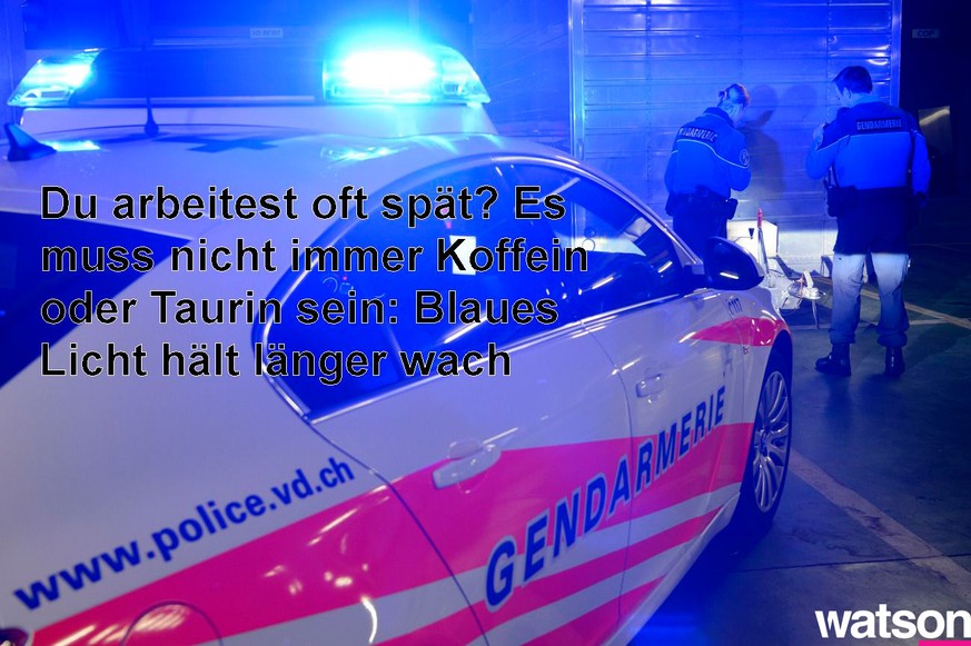 [Editor&#039;s note: photo mise-en-scene] A patrol of the cantonal police of Vaud searches a site, in the background, while their car with blue lights switched on is seen in the foreground, photograph ...