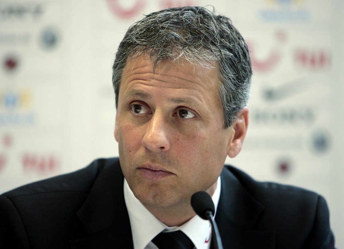 Lucien Favre, Trainer des FC Zuerich, waehrend der Medienkonferenz, aufgenommen am Mittwoch, 7. Februar 2007, anlaesslich der Rueckrundenvorschau Pressekonferenz des FC Zuerich in der Garage von Binel ...