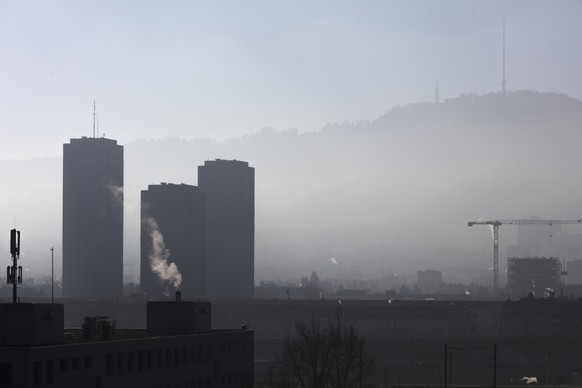 ARCHIV -- ZUR UMWELTKOMMISSION DES NATIONALRATS ZUM CO2 GESETZ, STELLEN WIR IHNEN AM DIENSTAG, 21. AUGUST 2018 FOLGENDES BIDLMATERIAL ZUR VERFUEGUNG --Haze and fine dust hang over the city of Zurich,  ...