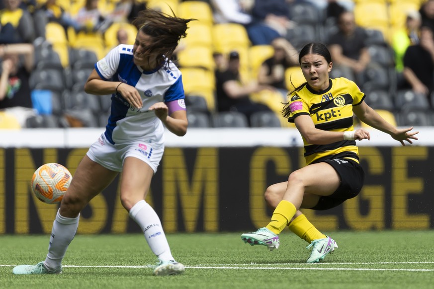 Naomi Luyet (YB), rechts, und Luna Lemperiere (GC) in Aktion im Fussball Playoff Viertelfinal Rueckspiel der Women&#039;s Super League zwischen dem BSC YB-Frauen und dem Grasshopper Club Zuerich, am S ...