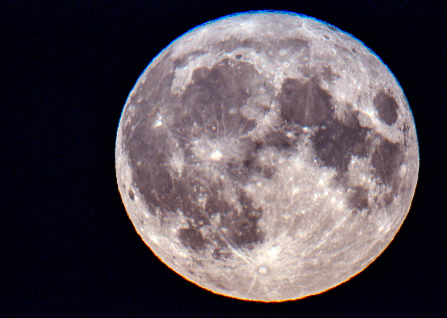 ARCHIV - 01.08.2023, Mecklenburg-Vorpopmmern, Schwerin: Der Vollmond geht