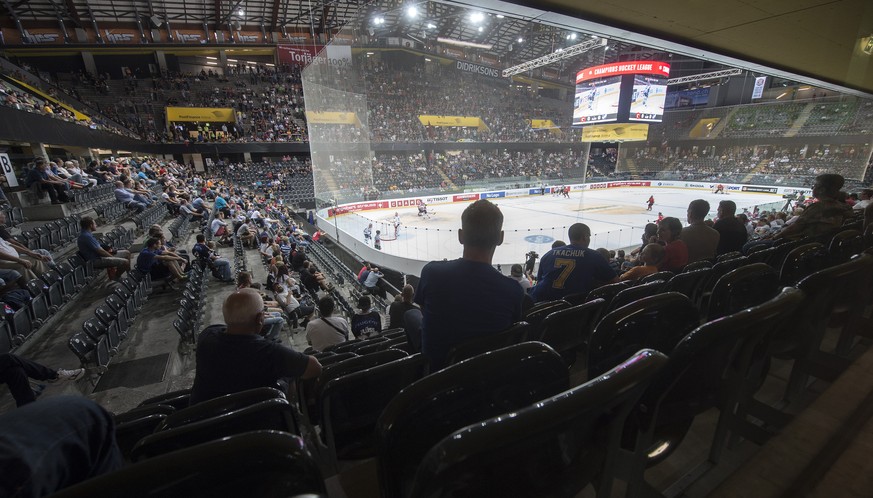 Blick ins Stadtion beim Eishockey Champions Hockey League Gruppenspiel zwischen dem SC Bern und IFK Helsinki aus Finnland am Freitag, 28. August 2015, in der Postfinance Arena in Bern. (KEYSTONE/Marce ...