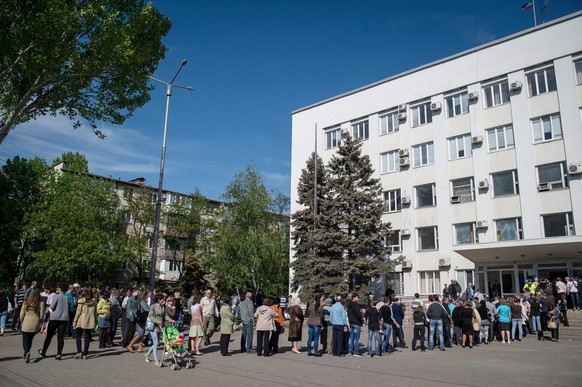 Lange Schlange vor einem Wahllokal in Mariupol.
