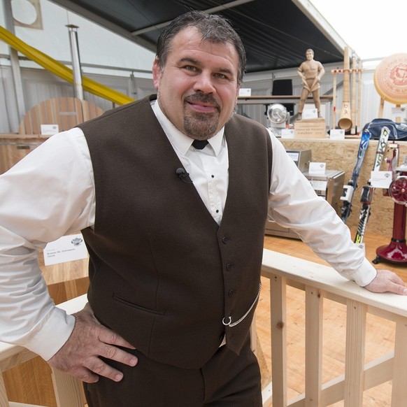 Silvio Ruefenacht, Chef Gabentempel, praesentiert ueber 400 Gaben im Gabentempel des &quot;Eidgenoessischen&quot; 2013, die waehrend 14 Tagen bestaunt werden koennen, aufgenommen am Freitag, 16. Augus ...