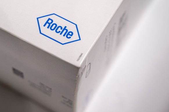 Ein Logo von Roche auf einer Medikamentenpackung in einer ApotHeke in Stans am Donnerstag, 25. Januar 2024.(KEYSTONE/Urs Flueeler) .
