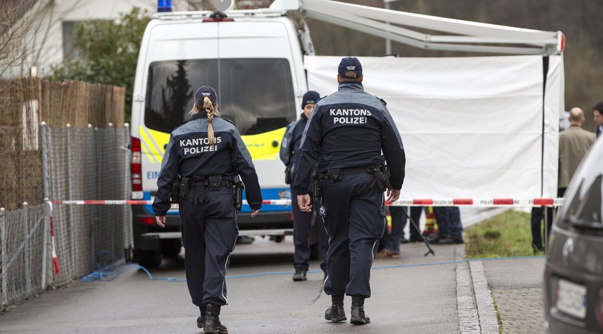 ZUM PROZESSBEGINN DES VIERFACHMORDES IN RUPPERSWIL STELLEN WIR IHNEN AM DONNERSTAG, 8. MAERZ 2018, FOLGENDES BILDMATERIAL ZUR VERFUEGUNG - Polizisten unterwegs auf der Lenzhardstrasse in Rupperswil AG ...