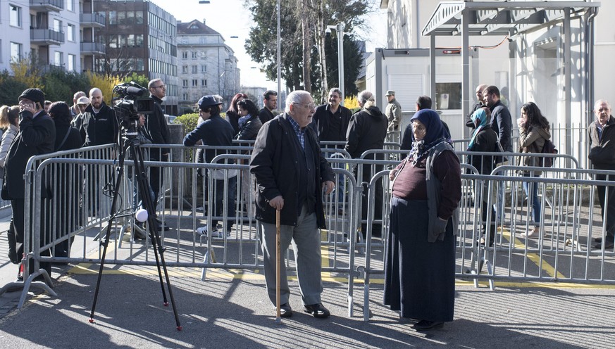 epa05873326 Turkish citizens wait to vote for the Turkish constitution referendum, in the Turkish consulate in Zurich, Switzerland, 27 March 2017. A constitutional referendum is due to be held in Turk ...