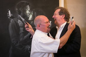 Da können sie lachen: Der Leiter des Jugendklubs Denis Stinchcombe und der Bürgermeister von Bristol George Ferguson (rechts) stellen die Banksy-Pose nach. Für mehr als eine halbe Million Franken kauf ...