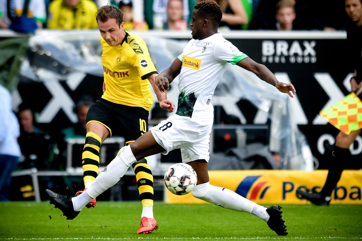 epa07581176 Dortmund's Mario Goetze (L) in action against Moenchengladbach's Denis Zakaria (R) during the German Bundesliga soccer match between Borussia Moenchengladbach and Borussia Dortmu ...