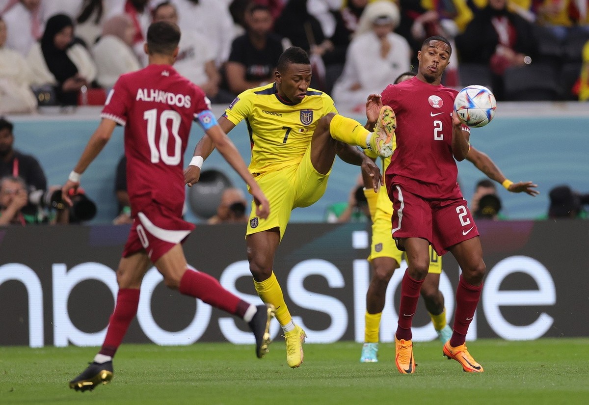 epa10316471 Pedro Miguel of Qatar (R) in action against Pervis Estupinan of Ecuador during the FIFA World Cup 2022 group A Opening Match between Qatar and Ecuador at Al Bayt Stadium in Al Khor, Qatar, ...