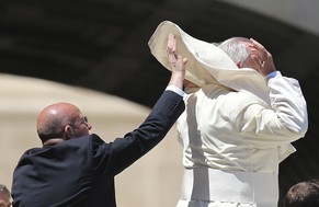 Wird als Gegenspieler der Schweizergarde angesehen: Domenico Giani, Chef der Vatikan-Polizei (hier kommt er dem Papst zu Hilfe)