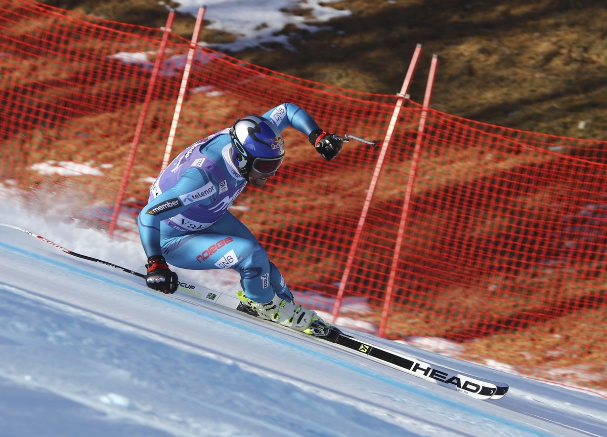Norway's Aksel Lund Svindal speeds down the course during an alpine ski, mens' World Cup Super G race, in Val d'Isere, France, Friday, Dec. 2, 2016. (AP Photo/Alessandro Trovati)