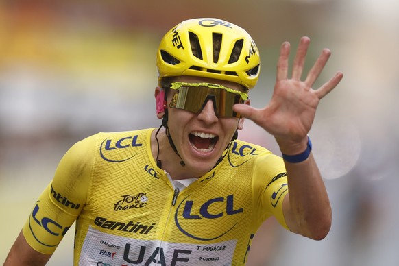 epa13134489 Yellow Jersey overall winner Slovenian rider Tadej Pogacar of UAE Team Emirates celebrates winning his fifth TDF at the finish line of the 21st and final stage of the Tour de France, 88.7  ...