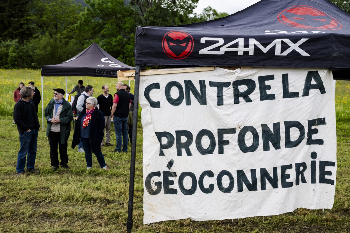 Des personnes manifestent contre le projet de geothermie profonde a Haute-Sorne le vendredi 24 mai 2024 a Glovelier. Le canton du Jura a donne son aval au demarrage des travaux de forage du projet de  ...