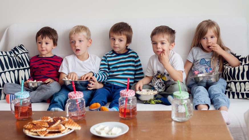 Kinder TV schauen (Bild: shutterstock)