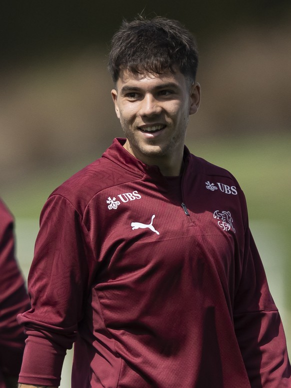 Der neue Spieler der Schweizer Fussballnationalmannschaft Lucas Blondel, Mitte, reagiert neben der Performancetrainer der Schweizer Fussballnationalmannschaft, Eduardo Parra Garcia, links, und der Che ...