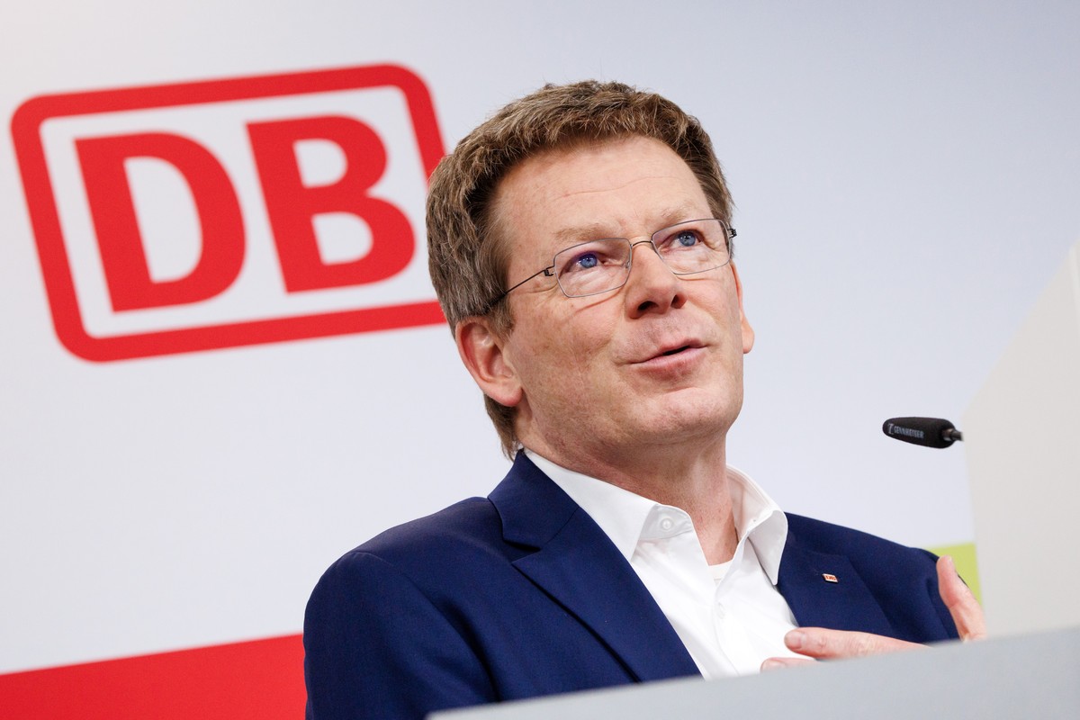 epa11991474 Deutsche Bahn (DB) CEO Richard Lutz speaks during the annual results press conference of the Deutsche Bahn AG in Berlin, Germany, 27 March 2025. EPA/CLEMENS BILAN
