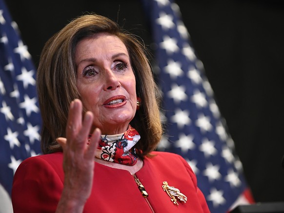 ARCHIV - Nancy Pelosi, Sprecherin des US-Repr�sentantenhauses, spricht mit Journalisten. Foto: Erin Scott/Pool Reuters/AP/dpa/Archiv