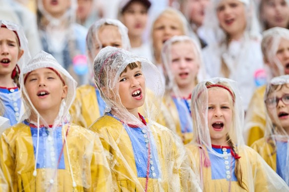 Auf der Bühne ist der Jüngste sechs Jahre, der älteste 94 Jahre alt – und alle trotzen dem Regen.