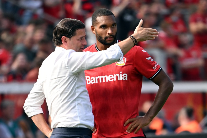 20.08.2022, Nordrhein-Westfalen, Leverkusen: Fu�ball: Bundesliga, Bayer Leverkusen - TSG 1899 Hoffenheim, 3. Spieltag, BayArena. Leverkusens Trainer Gerardo Seoane (l) gibt Anweisungen an Jonathan Tah ...