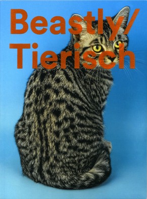 Der beachtliche Katalog der Ausstellung glänzt neben niedlicher Front-Katze auf der Rückseite mit Fell-Imitat.