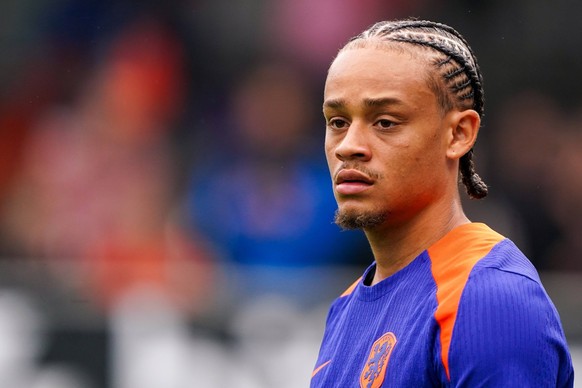 2024-06-01 Training Session Netherlands Football Team ZEIST, NETHERLANDS - JUNE 1: Xavi Simons of The Netherlands looks on during a Training Session of the Netherlands Football Team at KNVB Campus on  ...