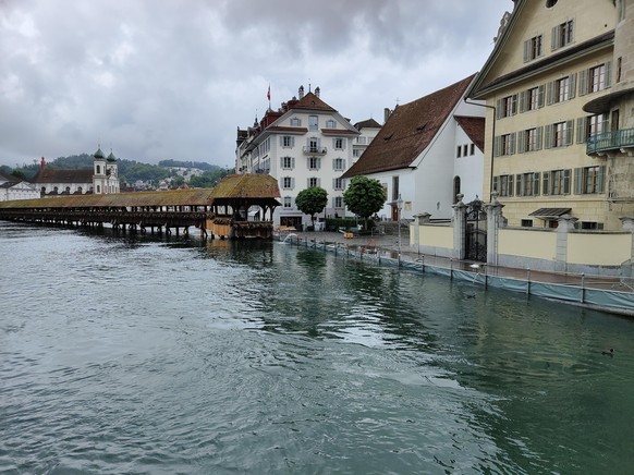 Hochwasser in Luzern: Die Reuss droht über die Ufer zu treten. Hochwasserschutzmassnahmen wurden vorgenommen und die Kappelbrücke gesperrt.