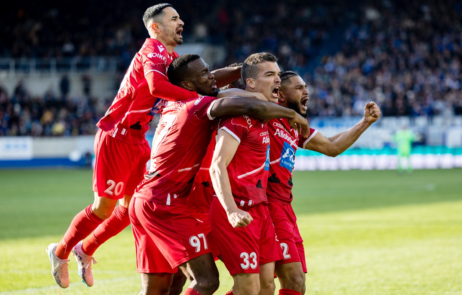 FC Sions Musa Araz, Dimitri Cavare, Kevin Bua und Denis-Will Poha, von links, bejubeln das Tor zum 1:2 im Fussball Meisterschaftsspiel der Super League zwischen dem FC Luzern und dem FC Sion am Sonnta ...