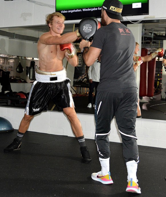 Marco Odermatt trainiert bei Profiboxer Ando Hakob für seine Filmrolle.