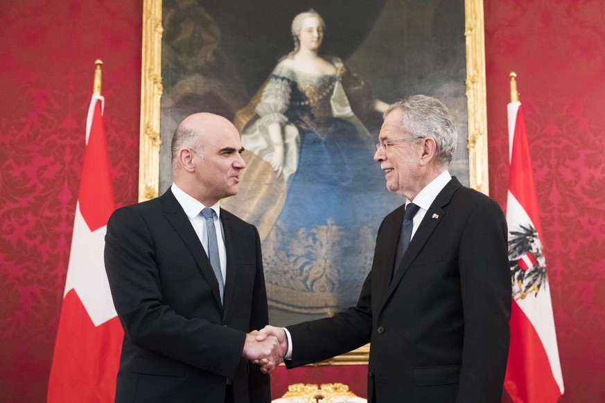 epa06426465 Austrian President Alexander Van der Bellen (R) welcomes Swiss Federal President Alain Berset (L) at the Hofburg Palace, during Berset&#039;s two days state visit to Austria, in Vienna, Au ...