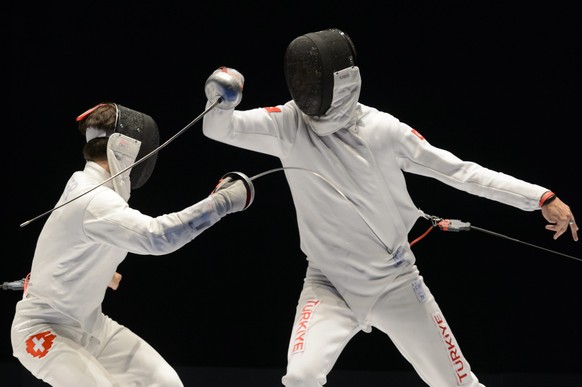 epa04791709 Switzerland&#039;s Max Heinzer (L) competes against Turkey&#039;s Okan Karadeniz during men&#039;s team epee 1/8 final at the European Fencing Championships in Montreux, Switzerland, Wedne ...