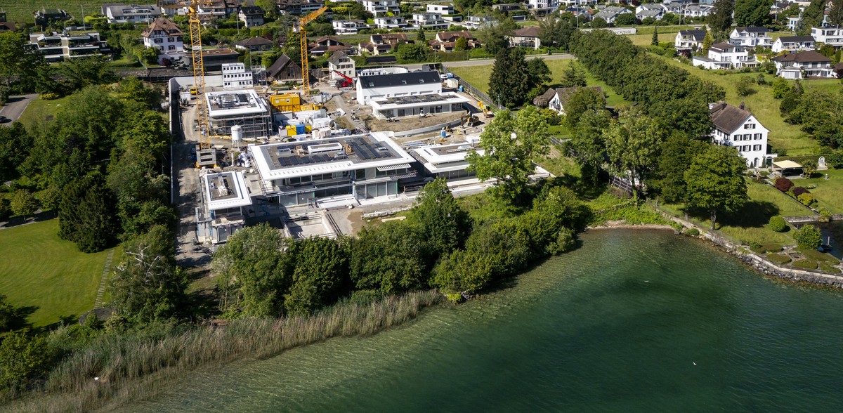 Blick auf die Baustelle des rund 16'000 Quadratmeter grossen Grundstuecks, Mitte, des frueheren Tennisspielers Roger Federer mit dem Baugespann fuer ein Bootshaus, unten rechts, in Kempraten, Rap ...