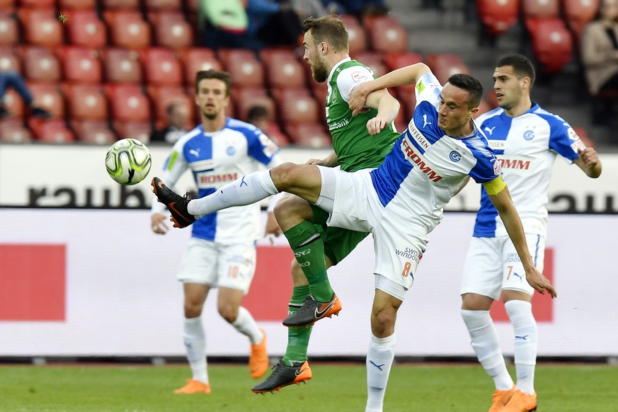 Der Grasshopper Marko Basic, rechts, gegen den St. Galler Runar Sigurjonsson, links, beim Fussballspiel der Super League Grasshopper Club Zuerich gegen den FC St. Gallen 
im Stadion Letzigrund in Zuer ...