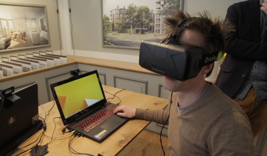 Mit der Oculus-Rift-Brille auf Wohnungsschau.