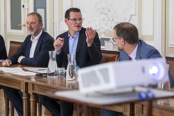 Le conseiller d&#039;Etat genevois, Thierry Apotheloz, le conseiller d&#039;Etat genevois, Pierre Maudet, le president du Conseil d&#039;Etat genevois, Antonio Hodgers, de gauche a droite, s&#039;expr ...