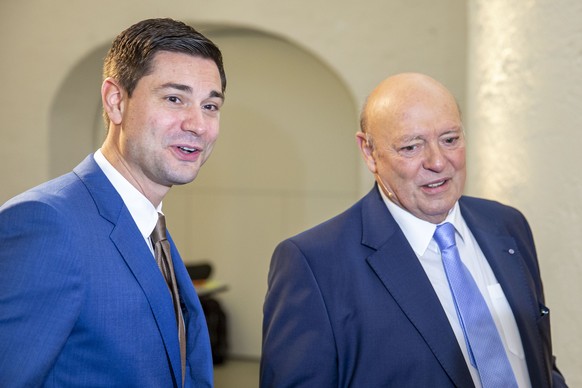 Benjamin Giezendanner, links, und sein Vater Ulrich Giezendanner im Wahlzentrum des Kanton Aargau am Sonntag, 20. Oktober 2019, in Aarau. (KEYSTONE/Patrick B. Kraemer)