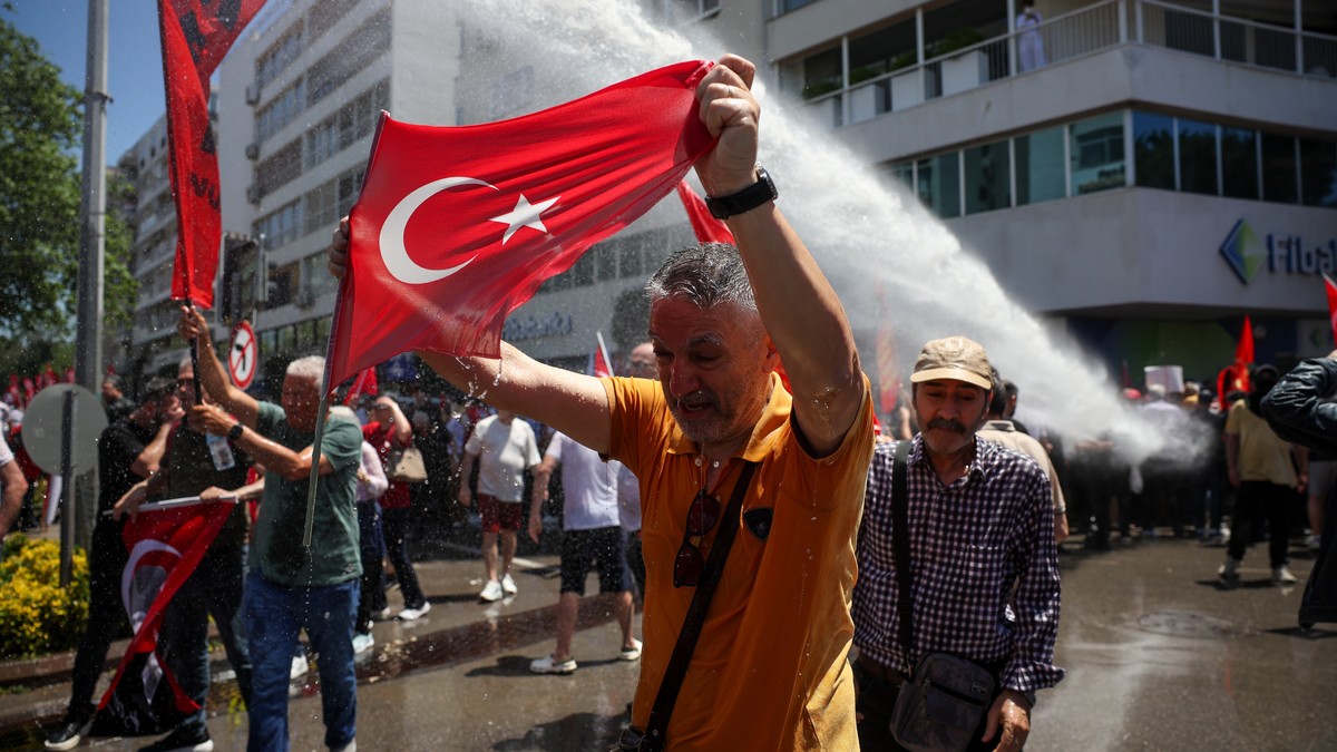Türkische Polizei setzt Wasserwerfer bei Protesten in Izmir ein