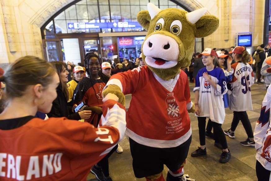 Cooly, the official mascot of the 2020 IIHF Ice Hockey World Championship dance with kids during a flashmob 100 days before the 2020 IIHF Ice Hockey World Championship at the CFF train station, in Lau ...