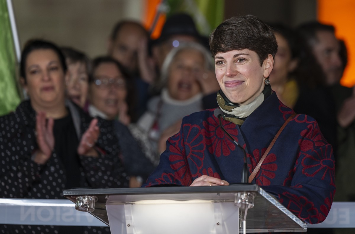 Lisa Mazzone, candidate Les Verts a l'election au Conseil aux Etats, s'exprime sur un plateau de television a l'hotel-de-ville lieu de la presentation des resultats, lors du 2e tour des ...