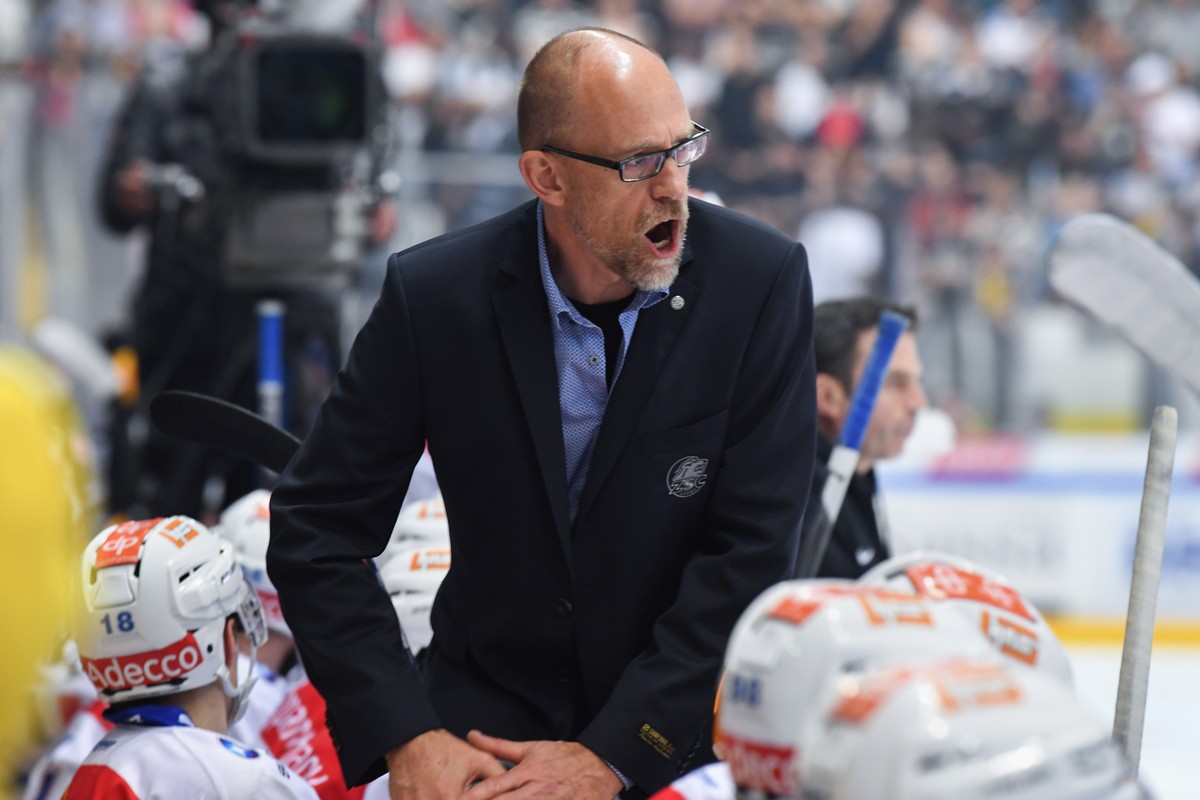 Zurich's coach Hans Kossmann during the fifth match of the playoff final of the National League of the ice hockey Swiss Championship between the HC Lugano and the ZSC Lions, at the ice stadium Re ...