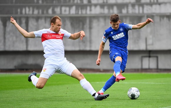 epa08484625 Karlsruhe&#039;s Marvin Wanitzek (R) and Stuttgart&#039;s Holger Badstuber in action during the German Bundesliga second division soccer match between Karlsruher SC and VfB Stuttgart, in K ...