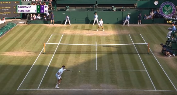 Unfassbar knapp ist auch der Wimbledon-Final zwischen Roger Federer und Novak Djokovic: Der Schweizer vergibt im fünften Satz bei 8:7 und eigenem Aufschlag zwei Matchbälle, im Tiebreak bei 12:12 hat D ...