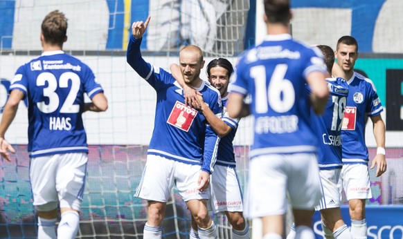 Die Luzerner mit Marco Schneuwly, Mitte, feiern das 2:0 beim Fussball Meisterschaftsspiel zwischen dem FC Luzern und dem FC Thun vom Sonntag 21. August 2016 in Luzern. (KEYSTONE/Urs Flueeler)