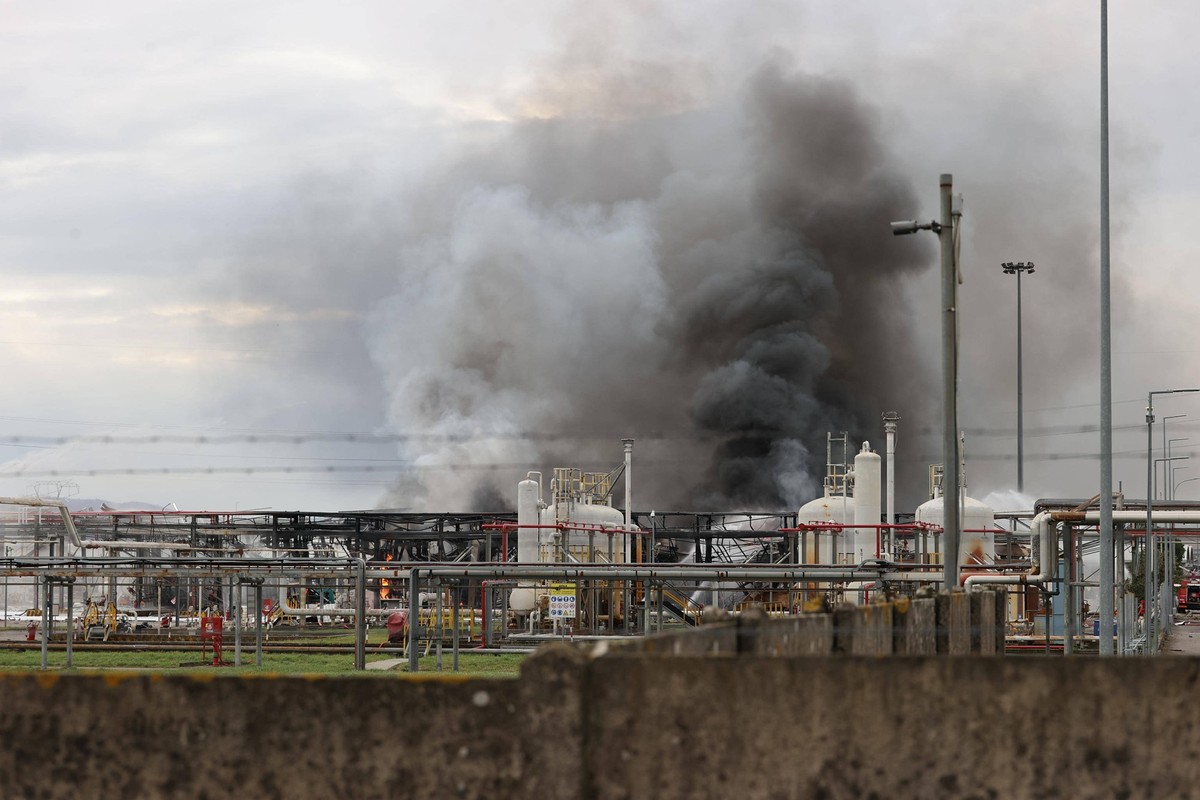 December 9, 2024, Calenzano Firenze, Italy: La colonna di fumo causata dall esplosione avvenuta in un deposito di carburanti a Calenzano Firenze, 9 dicembre 2024. La colonna di fumo e visibile anche d ...